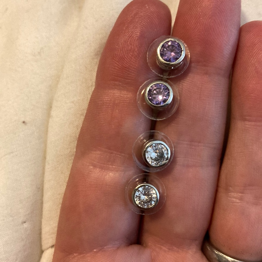 2 pairs of earrings